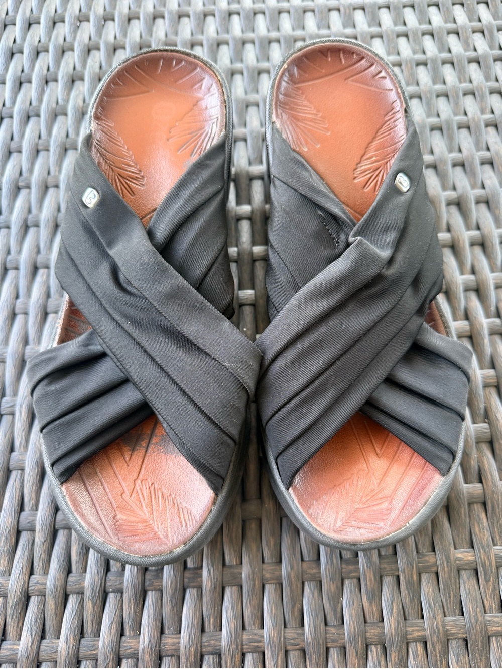 Bzees Knockout Black Wedge Sandals Womens Criss Cross Fabric Slip On  SZ 7.5
